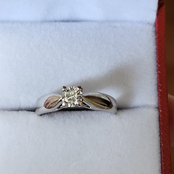 18K gold ring with natural diamond from Spence Jewellers. - Picture 2 of 11